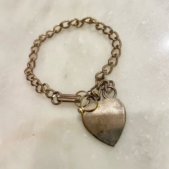 Unique Vintage Jewelry - Vintage Gold Tone Heart and Ring Pendant Bracelet